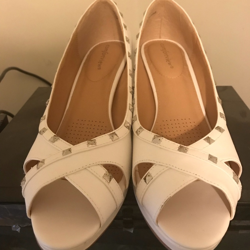 BRAND NEW/SALE $30💫Jeweled Shoes💫